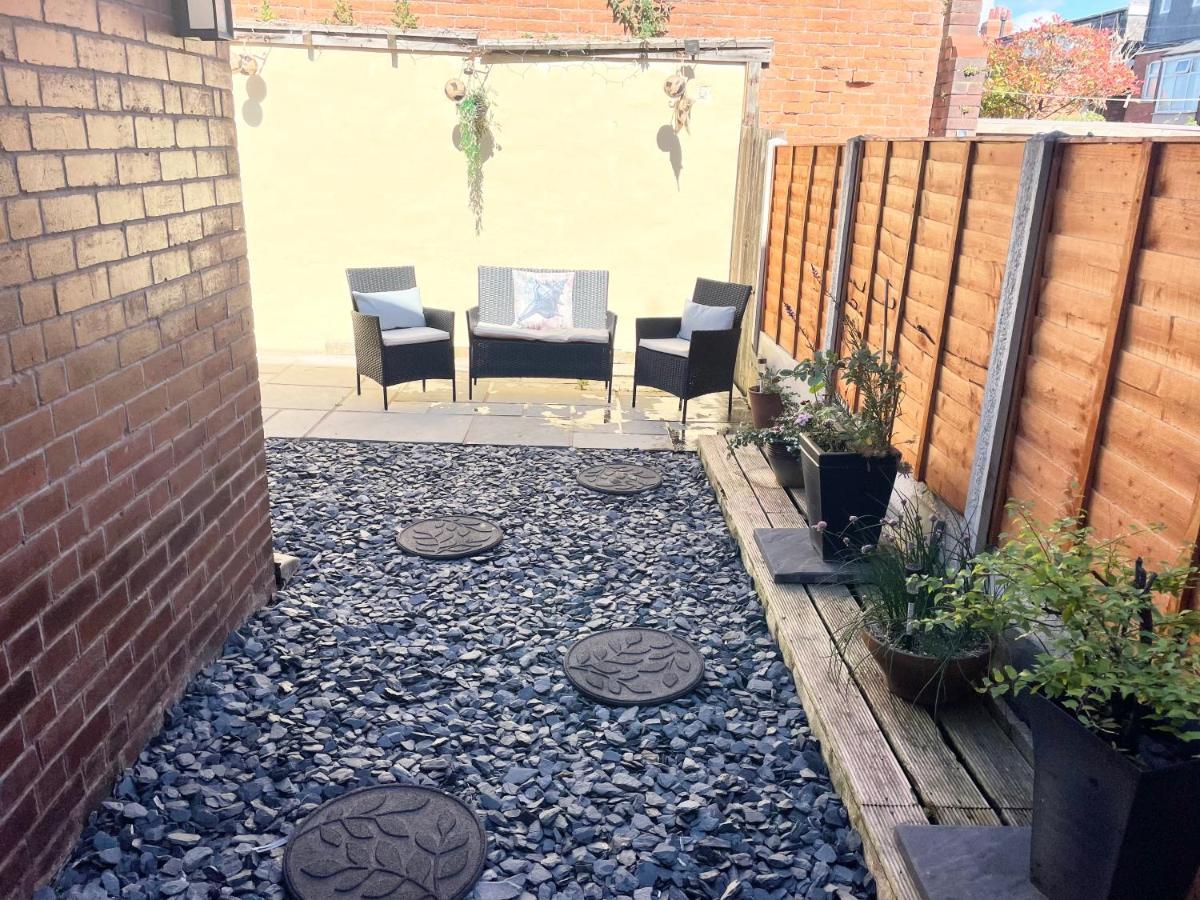 Entire Holiday Home In Blackpool With Free Parking And A Private Patio Garden Exterior foto