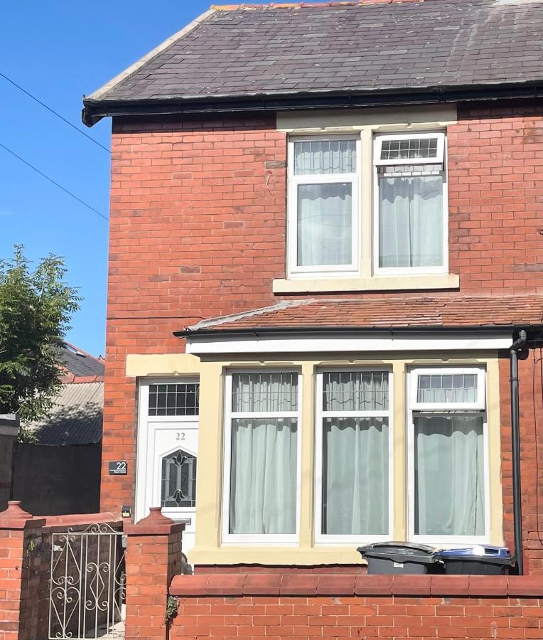 Entire Holiday Home In Blackpool With Free Parking And A Private Patio Garden Exterior foto
