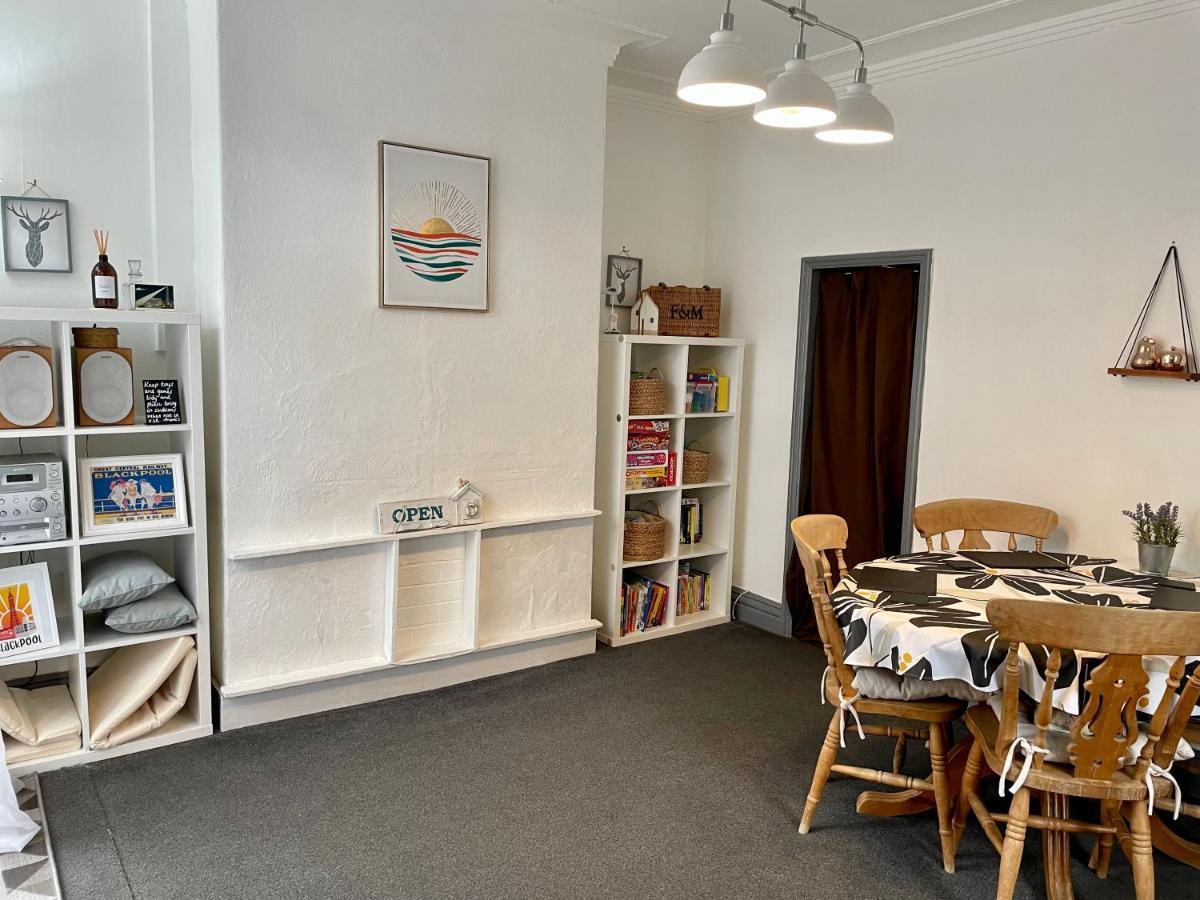 Entire Holiday Home In Blackpool With Free Parking And A Private Patio Garden Exterior foto