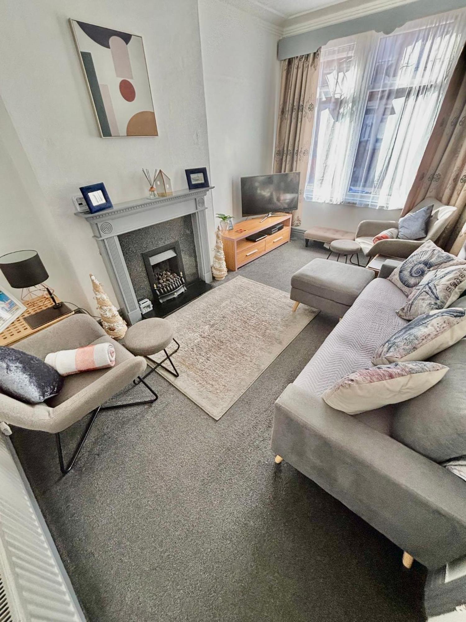 Entire Holiday Home In Blackpool With Free Parking And A Private Patio Garden Exterior foto